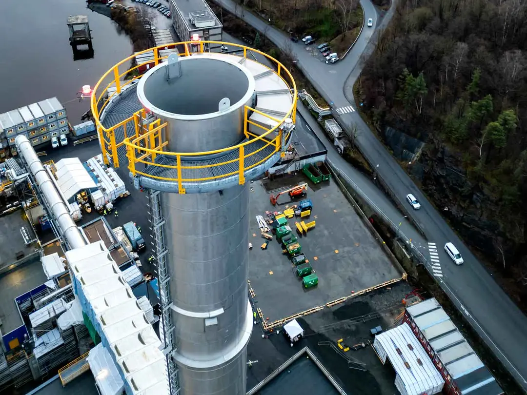 Brevik CCS, el proyecto pionero de captura de carbono a gran escala en la fábrica de cemento noruega de Heidelberg Materials, completa su fase de montaje mecánico.