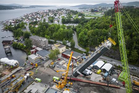 Instalación con éxito del absorvedor, una parte clave de las instalaciones de CCS de Brevik, en el verano de 2023.