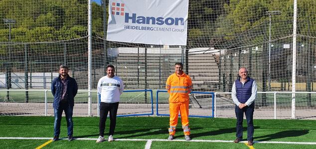 Antonio Miguel Barragán, presidente del Unión Manilva Fútbol Club; Mario Jiménez, alcalde de Manilva; Manuel Gil León, concejal de Deportes de Manilva; y Joaquín Berja, jefe de la cantera de la Utrera de Hanson-HeidelbergCement firman el acuerdo de patrocinio