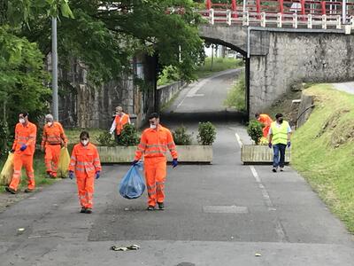 La plantilla de la fábrica de cemento de Cementos Rezola - HeidelbergCement en Arrigorriaga ha participado en la iniciativa impulsada por el Ayuntamiento recogiendo residuos en la zona del colector