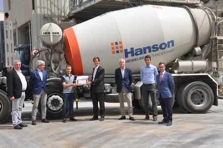 La entrega tuvo lugar en un acto celebrado en las mismas instalaciones, con la presencia del director general de la asociación, Carlos Peraita; el delegado de ANEFHOP en Cataluña, José Ángel Alonso; el director regional de áridos y hormigón de Hanson-HeidelbergCement Group, Roberto Casas; el jefe de producción de hormigón de Barcelona de Hanson-HeidelbergCement Group, Juan Delgado, y la responsable del departamento técnico de Cataluña y Baleares de Hanson-HeidelbergCement Group, Antonia Navarro