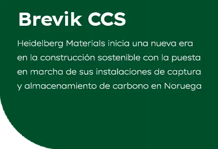 Fondo verde oscuro con texto blanco que dice "Brevik CCS", seguido de un párrafo que menciona que Heidelberg Materials inicia una nueva era en la construcción sostenible al implementar instalaciones de captura y almacenamiento de carbono en Noruega. Esquina inferior izquierda redondeada.