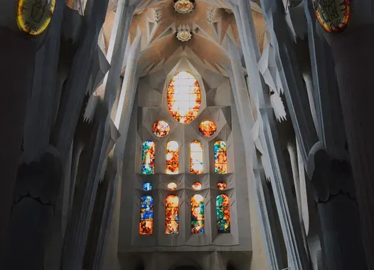 Vidriera de colores contrasta con el blanco del interior de la Sagrada Familia de Barcelona