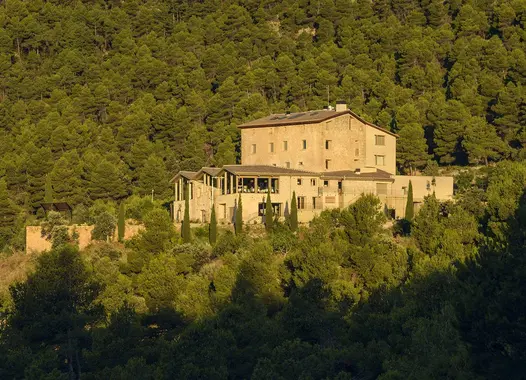 La masía, perteneciente antaño al Marqués de Santa Coloma, en la que se emplaza el actual Hotel Torre del Marqués, data del siglo XVIII y se encuentra en pleno corazón de la comarca del Matarraña, un entorno natural de gran belleza.