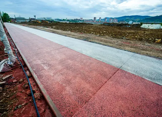 H-ECO, hormigón fabricado con áridos reciclados y valorizados, en su versión aún más sostenible H-ECO GREEN, han permitido crear una solución constructiva que, además de contribuir activamente a la economía circular y salud ambiental del entorno, han satisfecho todos los requisitos estéticos, de durabilidad y seguridad requeridos en el bidegorri, carril bici, de la nueva urbanización del polígono industrial de Ibarzaharra.