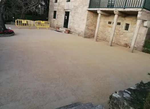 Los exteriores de la Casa Museo Rosalía de Castro han sido rehabilitados con i.pro STABEX, un estabilizador natural de pavimentos terrizos, capaz de mostrar un aspecto integrado, casi inadvertido, a la vez que dota al pavimento de durabilidad y resistencia.