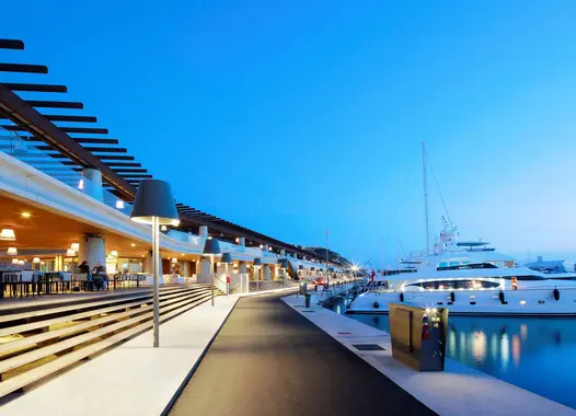 Zona de atraque de barcos en Port Adriano al anochecer.